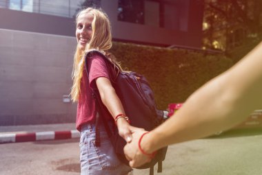 Erkek el tutan kadın