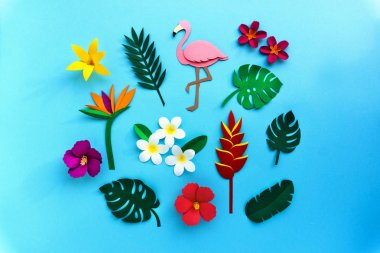 çiçekler ve origami pembe flamingo