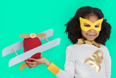 Kağıt bardak tutan kız