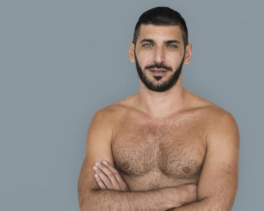 Genç Beyaz gömleksiz adam