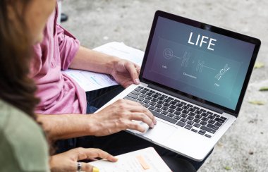 öğrenciler dizüstü bilgisayar kullanıyor 