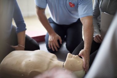 İnsanlar üzerinde Cpr ilk yardım eğitimi