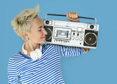 Jukebox tutan kadın