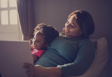 Anne kızıyla vakit geçiriyor.