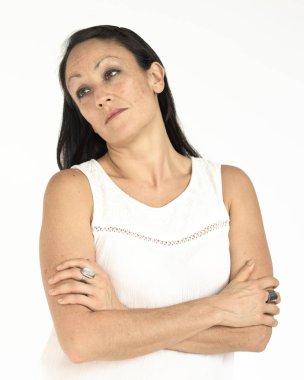 çapraz kolları olan dalgın kadın