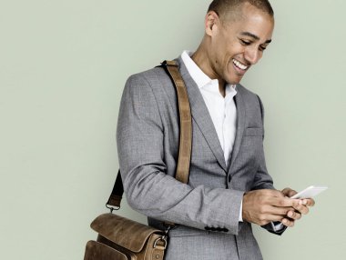 Çanta taşıyor ve mobil tarama işadamı