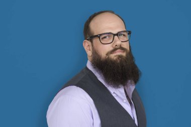 Adam gözlük ve sakallı