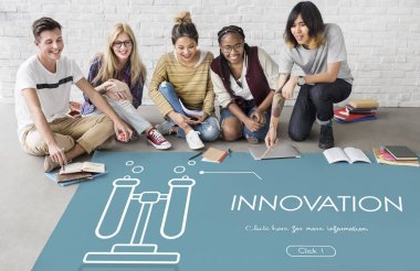 öğrenciler proje üzerinde birlikte çalışma