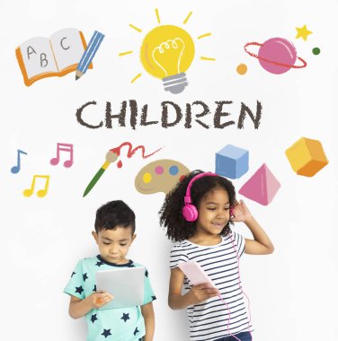 erkek ve kız dijital cihazlar kullanarak