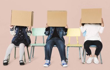 çocuklar kafaları kutuları ile kaplama 