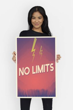 Kadın afişini tutar