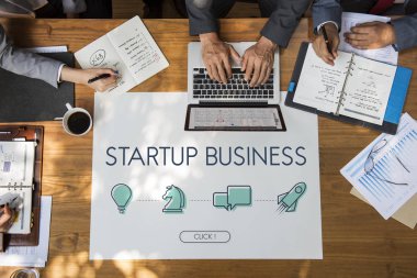 Eller iş adamları tablo üzerinde 