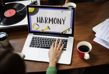 Dizüstü bilgisayar kullanan kadın