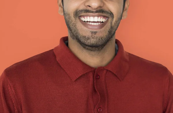 Homem indiano em camisa vermelha — Fotografia de Stock