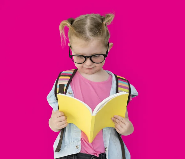 Liten flicka läsa bok — Stockfoto