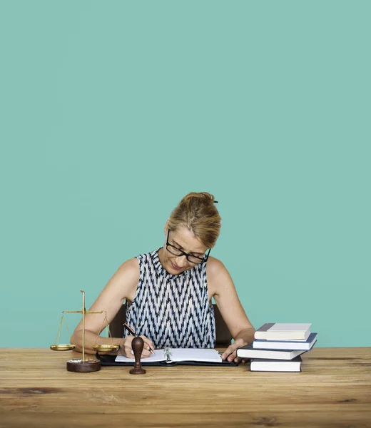 Volwassen zakenvrouw zittend op werkplek — Stockfoto