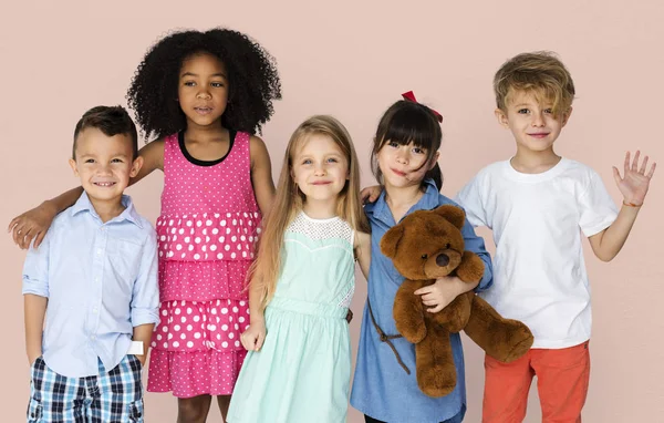 Niños sonrientes en el estudio — Foto de Stock