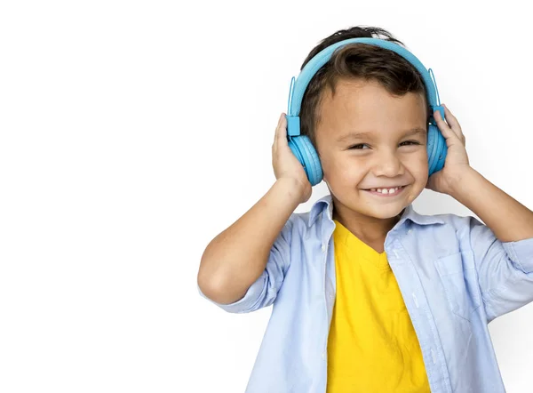 Boy Listening Música em fones de ouvido azuis — Fotografia de Stock