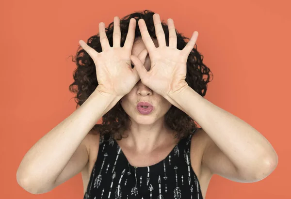 Donna che copre gli occhi con le mani — Foto Stock