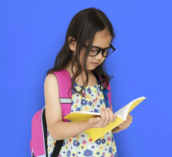 Liten flicka läsa bok — Stockfoto