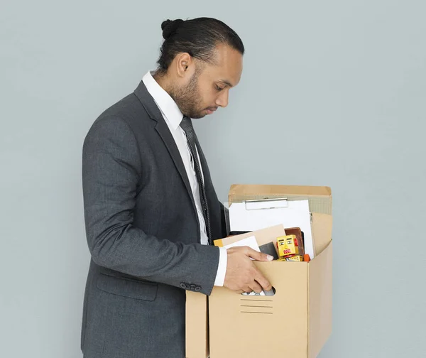 Indisk forretningsmand transporterer kasse - Stock-foto