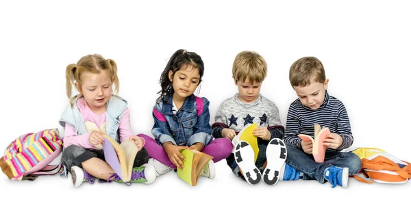 Niños preescolares con libros y mochilas —  Fotos de Stock