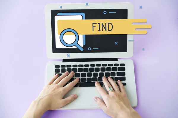 Mujer escribiendo en el teclado del ordenador portátil —  Fotos de Stock