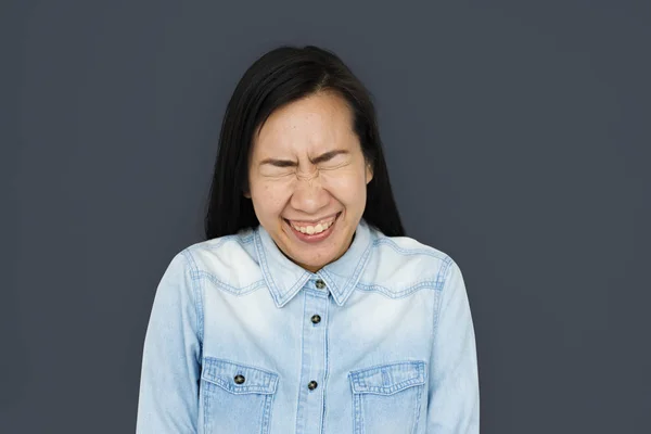 Mujer asiática con los ojos cerrados —  Fotos de Stock