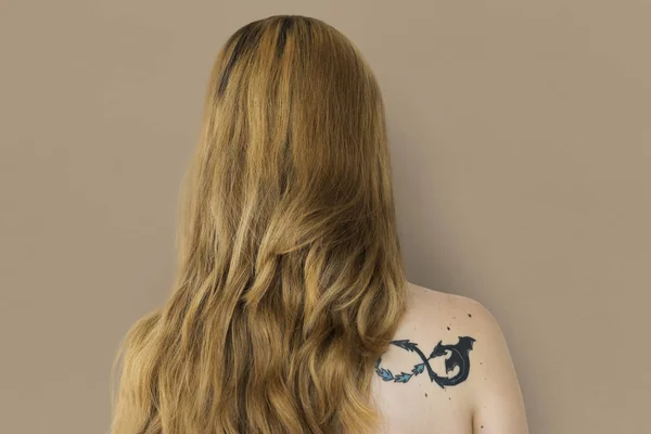 Vrouw met tattoo op rug — Stockfoto