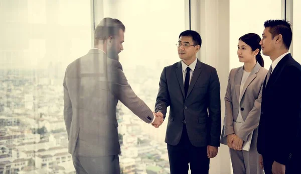 Rekan bisnis di pertemuan berjabat tangan — Stok Foto
