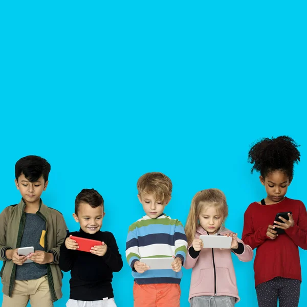 Çocuk kullanarak akıllı telefonlar — Stok fotoğraf
