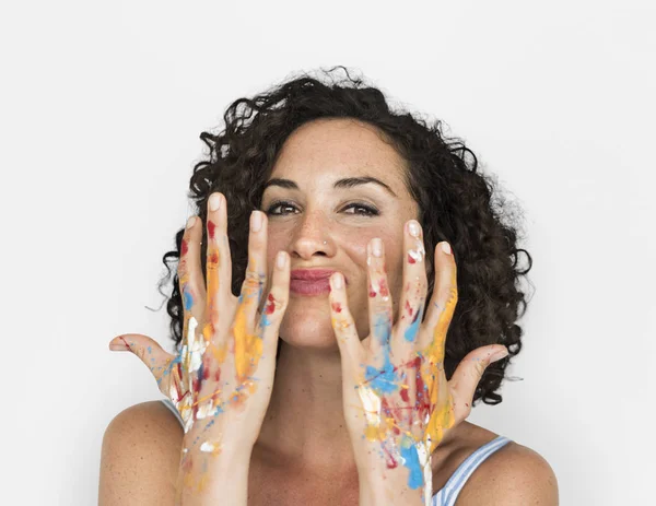 Женщина с руками в красочной краске — стоковое фото