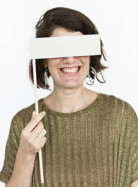 Жінка прикриває очі банером — стокове фото