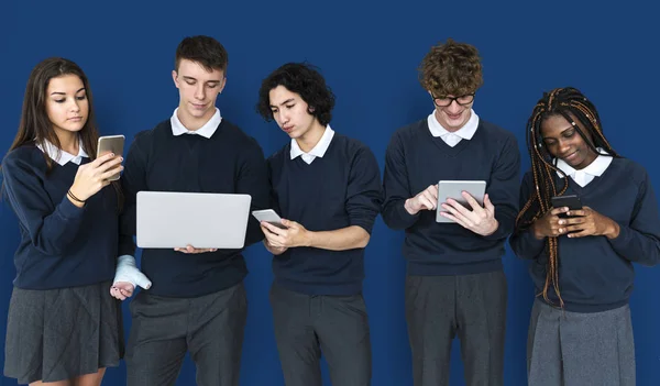 Estudantes que utilizam dispositivos electrónicos — Fotografia de Stock