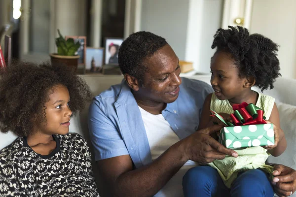 Père donnant cadeau à sa fille — Photo