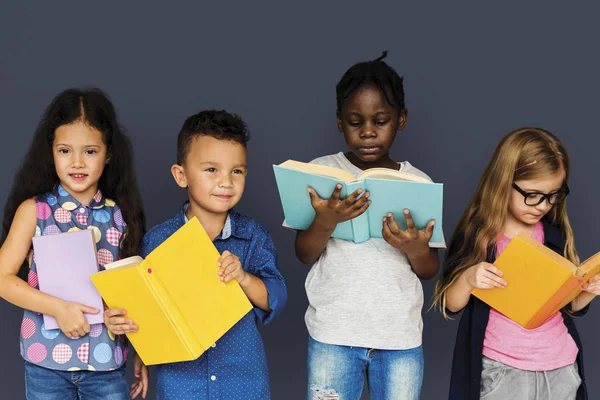 Niños leyendo libros —  Fotos de Stock