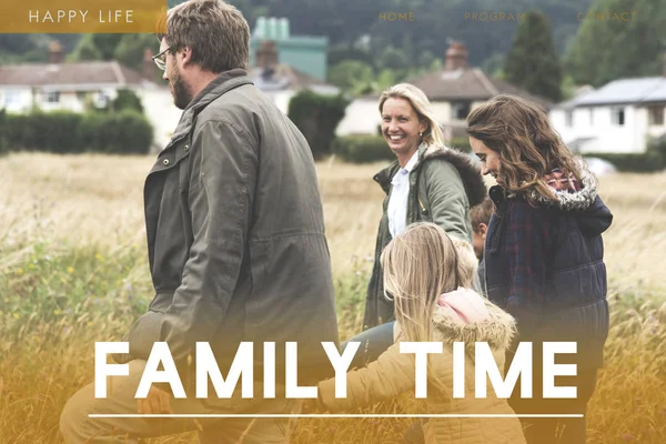 Große Familie auf dem Feld — Stockfoto