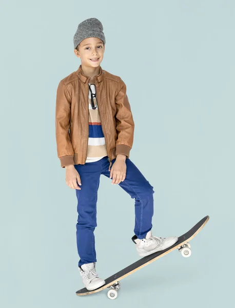 Chlapec v klobouku pózuje s skateboard — Stock fotografie