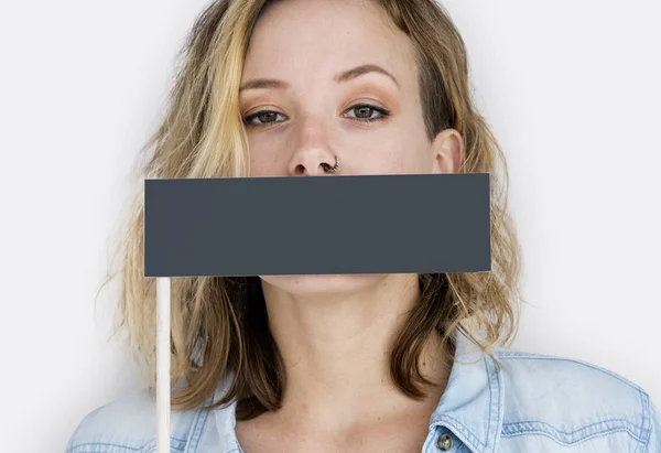 Mulher Segurando Bandeira em branco — Fotografia de Stock