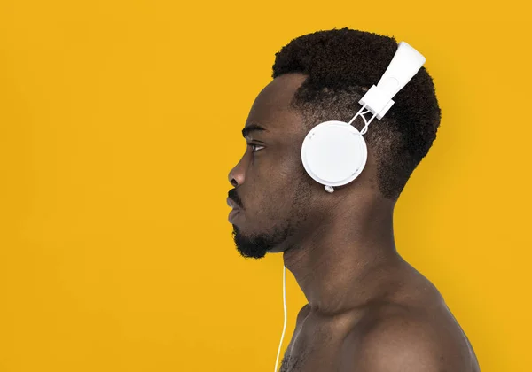 Man lyssnar musik i hörlurar — Stockfoto