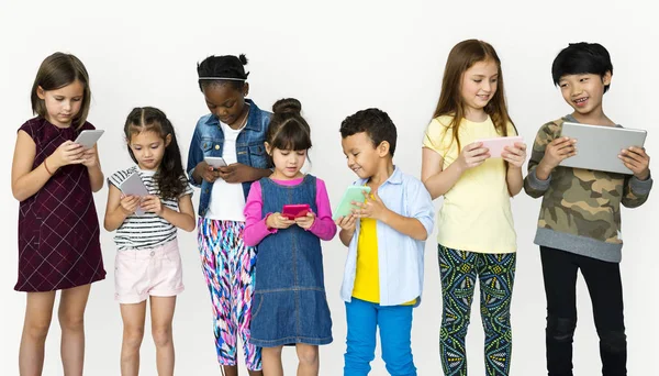 Bambini che utilizzano dispositivi digitali — Foto Stock