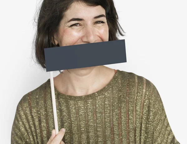 Mulher Segurando Bandeira em branco — Fotografia de Stock