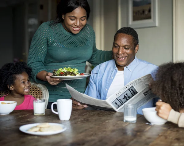 Familia cenando en casa —  Fotos de Stock