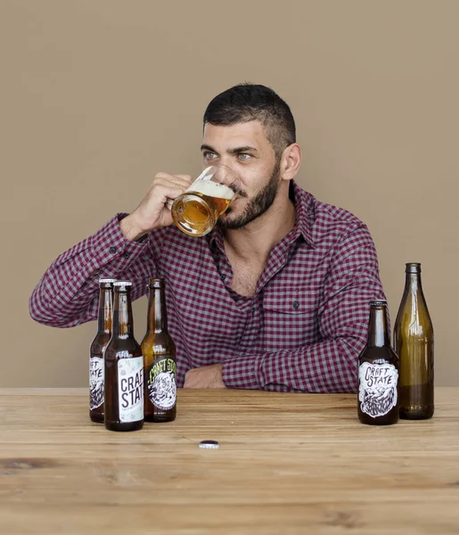 Uomo mediorientale che beve birra — Foto Stock