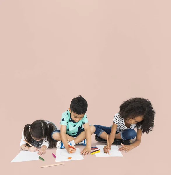 Enfants assis sur le sol et dessin — Photo