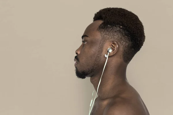 Hombre escuchando música en los auriculares — Foto de Stock