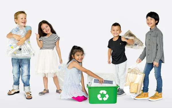 Kinder recyceln Müll — Stockfoto