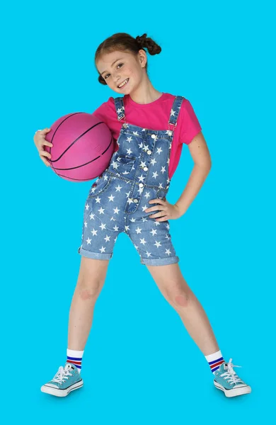 Caucasiano menina segurando bola de basquete — Fotografia de Stock