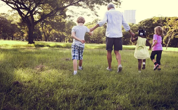Familie hebben plezier in het park — Stockfoto