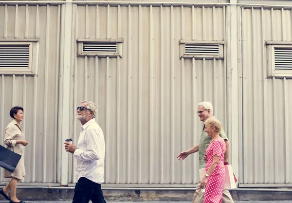 Personnes âgées marchant ensemble — Photo
